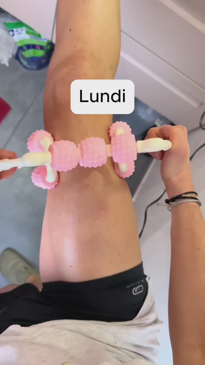 Charger la vidéo : Faites rouler l'appareil sur la peau en mouvements de bas en haut, quelques minutes par zone, idéalement après une longue journée assise, une séance de sport, ou en soirée pour se détendre.